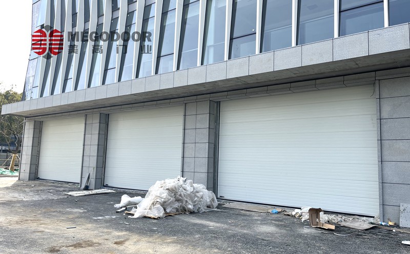 无锡大型抗强风工业提升门:工业设施抵御极端气候的专业解决方案插图1 无锡大型抗强风工业提升门:工业设施抵御极端气候的专业解决方案插图1