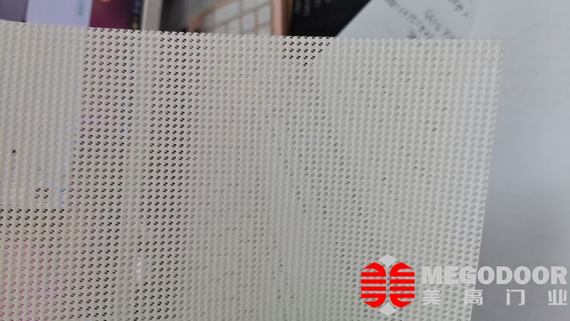 防蚊透风两不误：快速卷帘纱网门在工业环境中的应用插图1